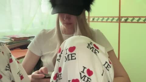 Snapshot of melissakelller chatting on April 2, 5:38 am cutebutnyet online show from April 2, 5:38 am