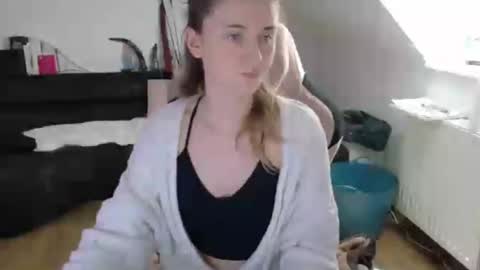 melly4you online show from June 15, 1:57 pm