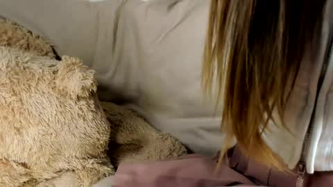 MelMooon online show from April 3, 9:13 pm