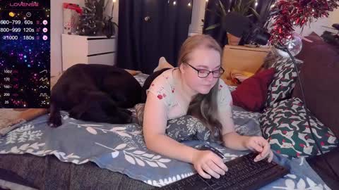 Snapshot of meowut chatting on December 8, 10:36 pm Mary online show from December 8, 10:36 pm