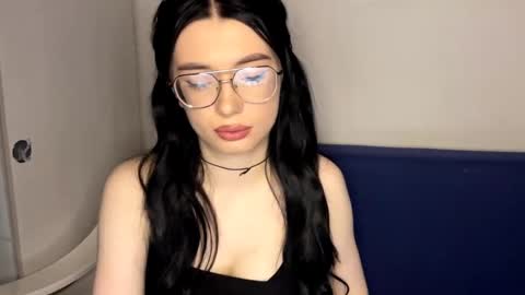 Snapshot of mereditheurich chatting on April 7, 3:23 pm Alice online show from April 7, 3:23 pm