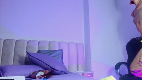 Emi online show from November 13, 7:24 pm