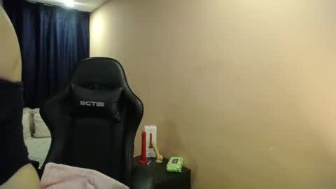 Mia zoe online show from January 9, 12:25 am