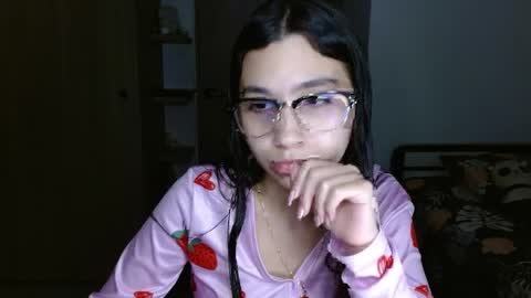 Snapshot of mia__lopez_ chatting on May 5, 1:35 am Mia online show from May 5, 1:35 am