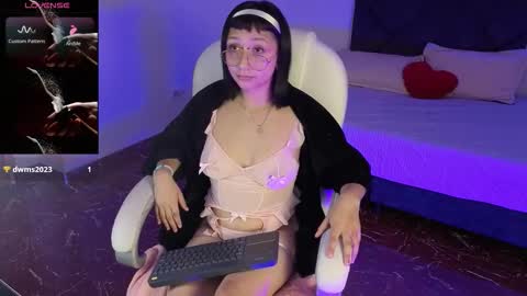 Snapshot of mia_bloom2 chatting on February 9, 5:00 am mia online show from February 9, 5:00 am