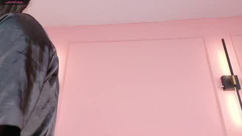 Mia 3 online show from April 18, 8:20 pm