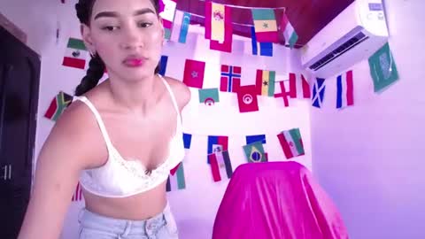Snapshot of mia_cute_girl chatting on July 4, 6:25 pm mia_cute_girl online show from July 4, 6:25 pm