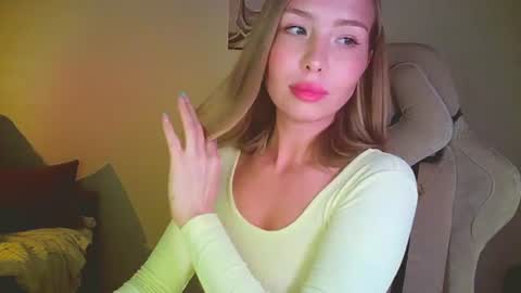 Snapshot of mia_fleur_ chatting on June 17, 9:16 pm Mia online show from June 17, 9:16 pm