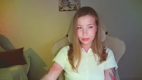 Snapshot of mia_fleur_ chatting on July 14, 9:31 pm Mia online show from July 14, 9:31 pm