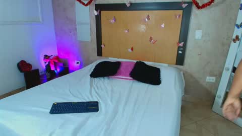 MIALOPEZ      .     Y      .      online show from March 12, 6:25 pm