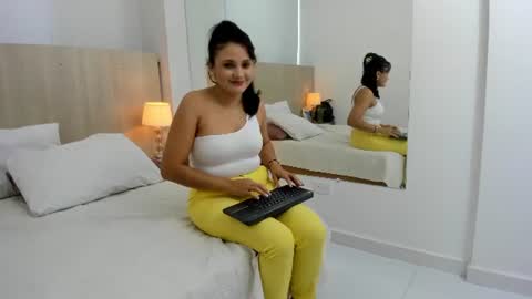 Snapshot of mia_mercier chatting on June 11, 11:30 am Mia Mercier online show from June 11, 11:30 am