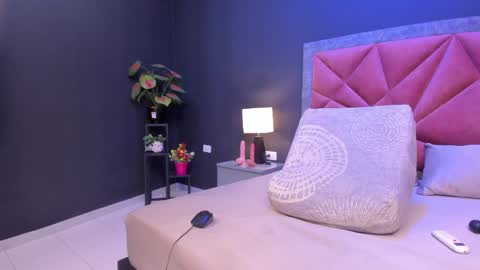 Snapshot of mia_milff chatting on June 7, 6:22 pm MIA online show from June 7, 6:22 pm