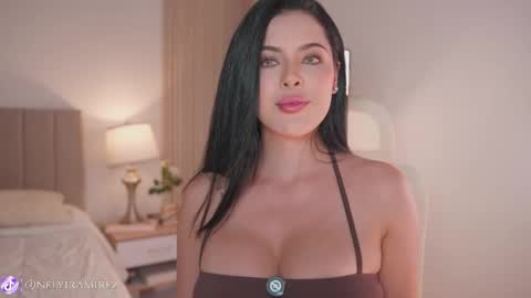 Instagram Nelyiramirez online show from March 25, 4:07 am
