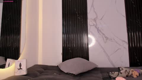 Mia online show from December 3, 9:01 pm