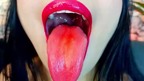 Mia online show from November 12, 7:03 pm