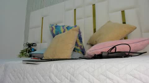 mia_vy online show from April 12, 3:00 am