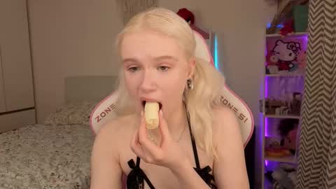 Mia online show from March 14, 3:23 am