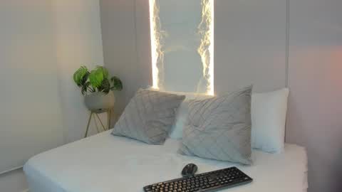 M I A online show from March 28, 3:39 am