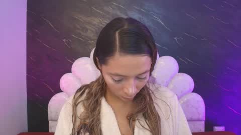 Mia online show from April 7, 12:05 pm