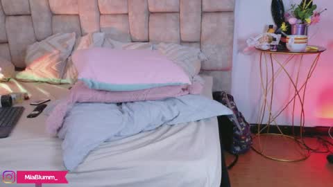 miablumm_ online show from April 7, 6:19 pm