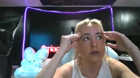 Snapshot of miaellababy chatting on October 28, 1:09 am miaellababy online show from October 28, 1:09 am