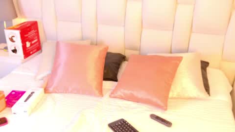 Mia  online show from June 18, 4:13 am