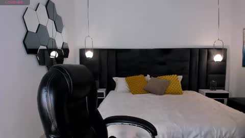 Snapshot of mialaurence_ chatting on July 12, 5:04 pm Call me Mia online show from July 12, 5:04 pm