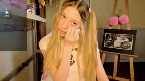 Snapshot of miamooonn chatting on June 4, 1:50 pm MiaMoon online show from June 4, 1:50 pm