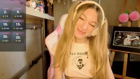 Snapshot of miamooonn chatting on June 5, 6:52 am MiaMoon online show from June 5, 6:52 am