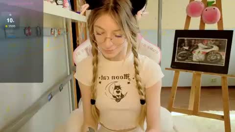 Snapshot of miamooonn chatting on June 19, 1:37 pm MiaMoon online show from June 19, 1:37 pm