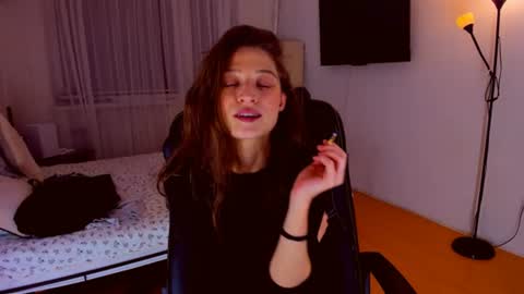 Mia online show from June 29, 7:03 pm