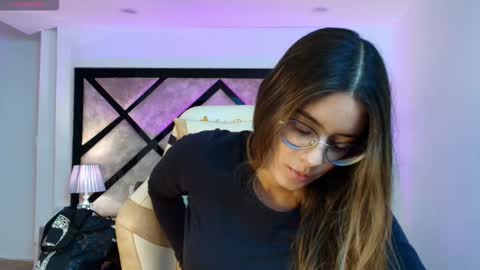 Mia online show from February 18, 7:10 pm