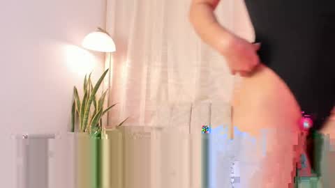 Snapshot of miavenuss_1 chatting on May 2, 11:43 pm Miavenuss 1 online show from May 2, 11:43 pm