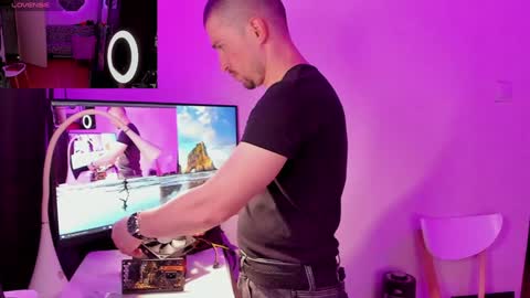 Snapshot of michael_wolfborn chatting on December 5, 4:34 pm Michael online show from December 5, 4:34 pm