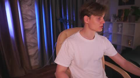 Snapshot of midnight_tease_ chatting on April 9, 4:45 pm Daniel online show from April 9, 4:45 pm