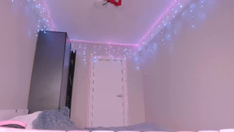 mikaella_nicole online show from April 28, 8:14 pm