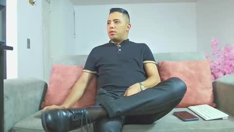 Snapshot of mike_fetish_ chatting on February 18, 12:23 pm Im Mike online show from February 18, 12:23 pm