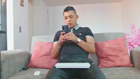 Snapshot of mike_fetish_ chatting on February 20, 12:16 pm Im Mike online show from February 20, 12:16 pm