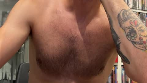 Snapshot of mikelangelo14 chatting on August 3, 10:32 am Jojos online show from August 3, 10:32 am