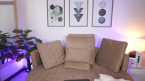 milacrave online show from September 20, 11:44 am