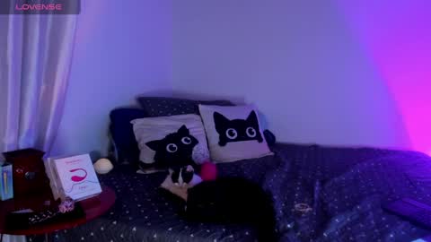 Snapshot of milan_roux chatting on March 31, 6:36 am Milane online show from March 31, 6:36 am