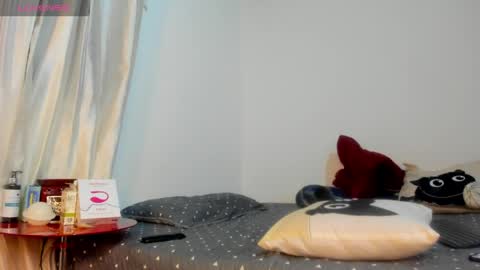 Snapshot of milan_roux chatting on April 2, 6:33 am Milane online show from April 2, 6:33 am