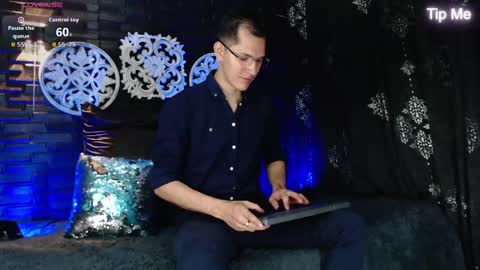 milandavid1 online show from May 2, 5:29 pm