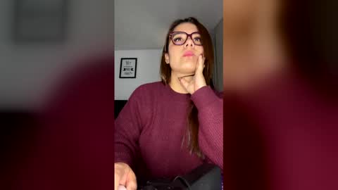 Snapshot of milf__pretty chatting on May 27, 5:43 pm Melissa online show from May 27, 5:43 pm