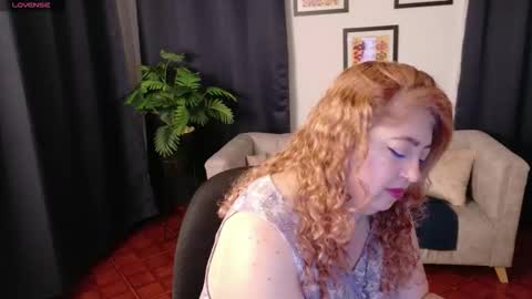 Snapshot of milfarlet chatting on December 20, 1:29 pm Arlet online show from December 20, 1:29 pm