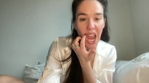 Snapshot of milkandhoneylullabies chatting on January 15, 11:21 am Milk online show from January 15, 11:21 am