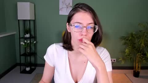 Snapshot of milky_jenny chatting on June 18, 4:35 am Eva online show from June 18, 4:35 am