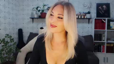 Snapshot of millaxqueen chatting on June 22, 6:32 am MillaXQueen online show from June 22, 6:32 am