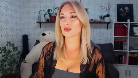 Snapshot of millaxqueen chatting on July 10, 3:25 pm MillaXQueen online show from July 10, 3:25 pm