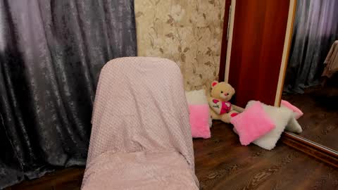 mishapallmer online show from April 9, 6:19 am